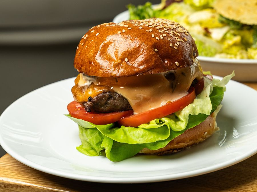 Burger smash PRIME avec fromage, laitue et tomate sur pain au sésame