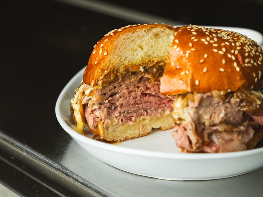 Sandwich au rôti de bœuf PRIME, coupé pour montrer la viande rosée